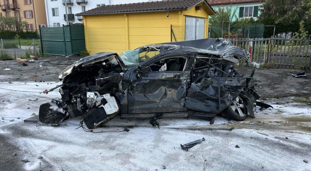 La Chaux-de-Fonds NE: Zug erfasst bei Unfall Auto