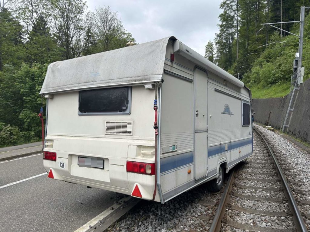 Wohnwagen steht auf Bahntrasse