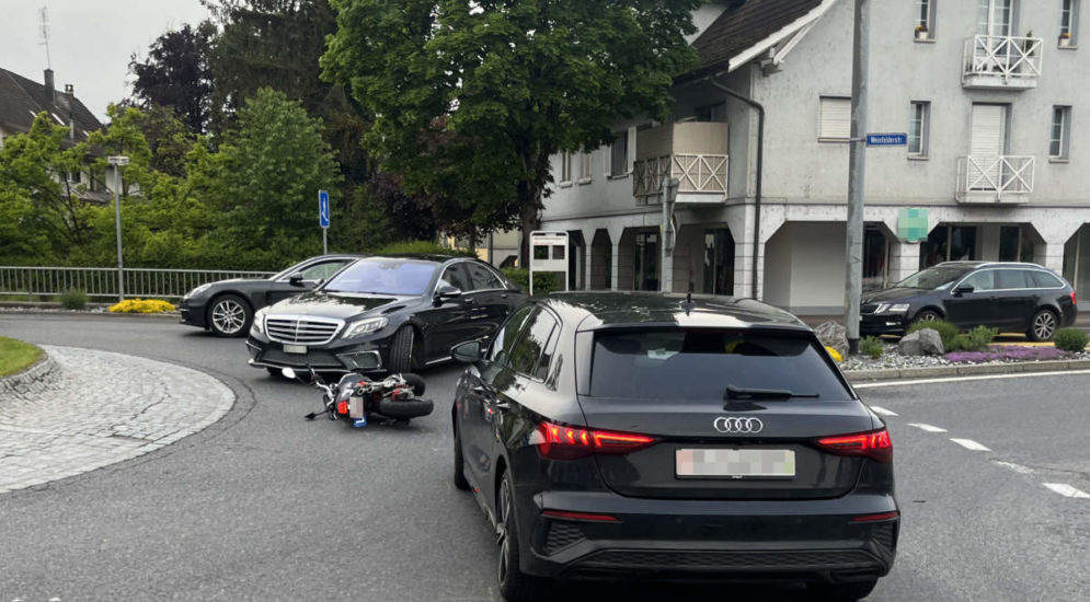 Motorradfahrerin In Bürglen (TG) Nach Unfall Leicht Verletzt