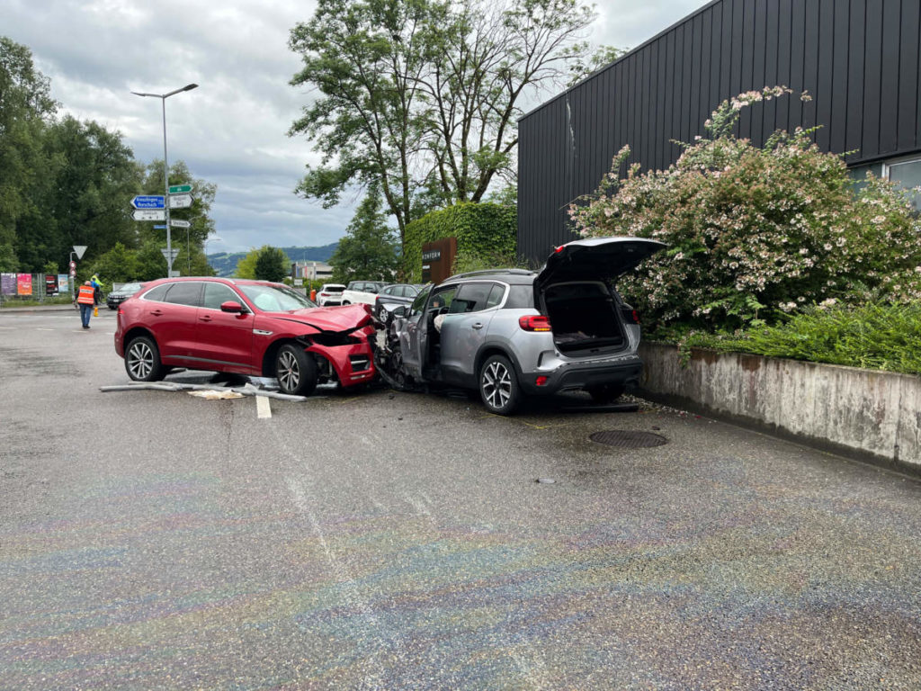 Arbon TG: Bei Unfall in Kurve auf Gegenfahrbahn geraten