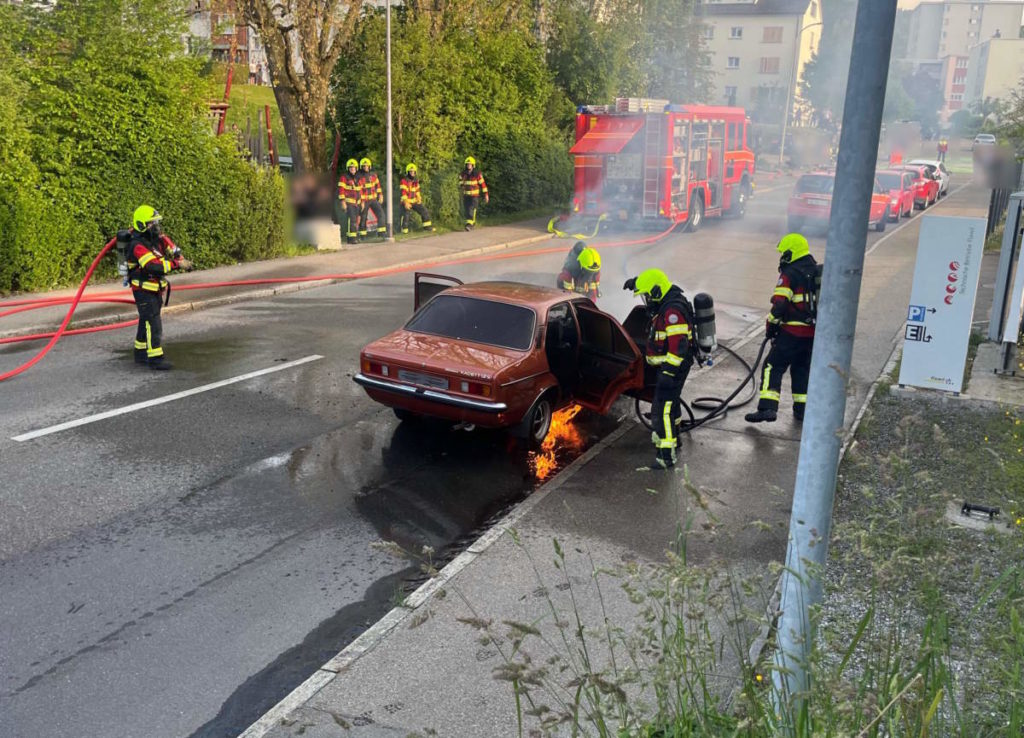 Flawil SG: Feuer in Motorraum eines Autos ausgebrochen