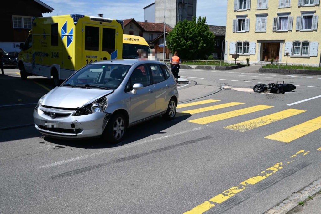 Ganterschwil SG: Auto und Motorrad bei Unfall kollidiert