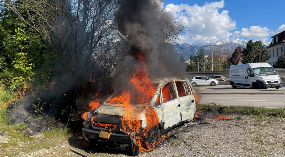 Bulle FR: 14-Jähriger setzt Fahrzeug absichtlich in Brand