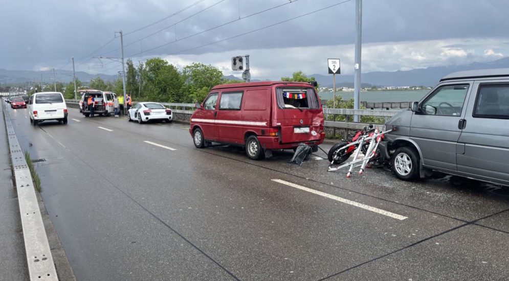 Pfäffikon SZ: Unfall mit drei Autos und einem Motorrad