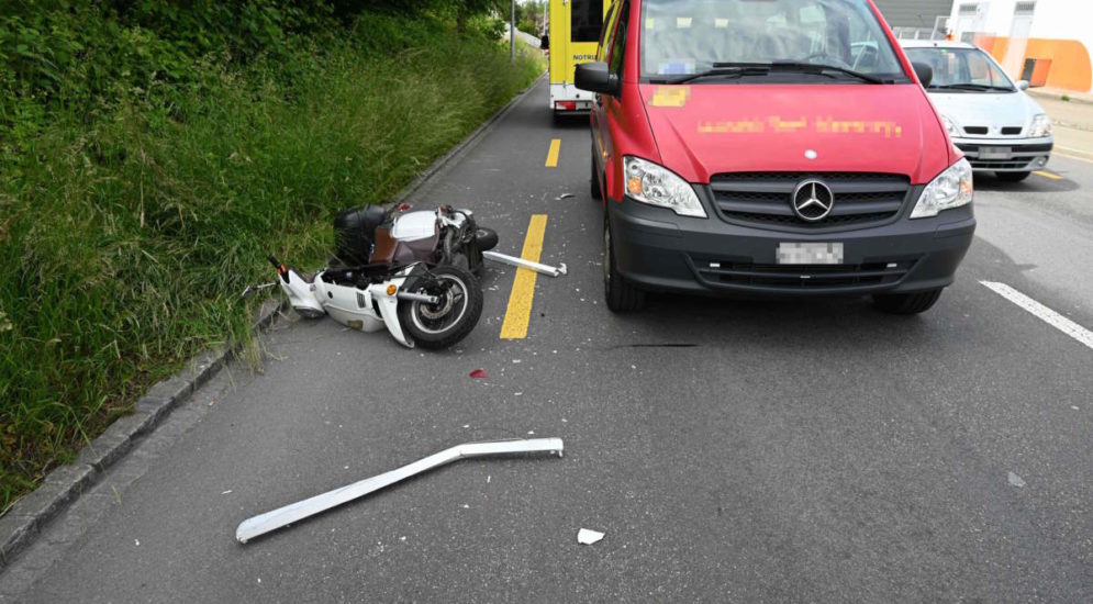 Wittenbach SG: Rollerfahrer prallt bei Unfall in Kleinbus