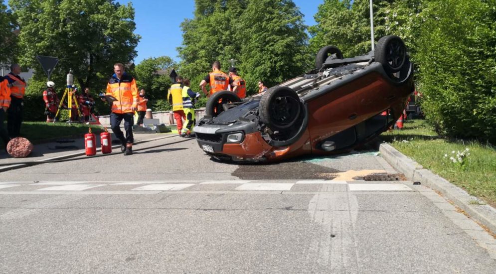 Dietlikon ZH: Lenkerin prallt bei Unfall gegen Steinpoller