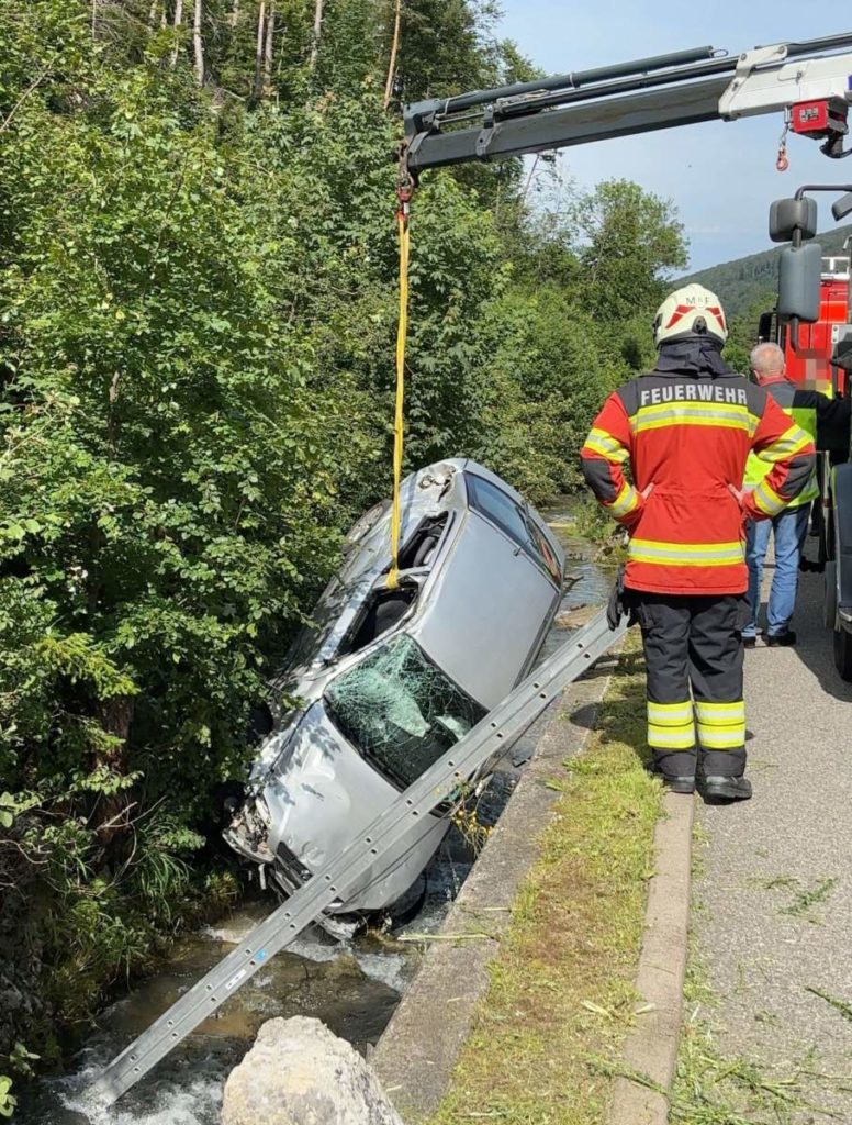 Auto wird aus Fluss gezogen