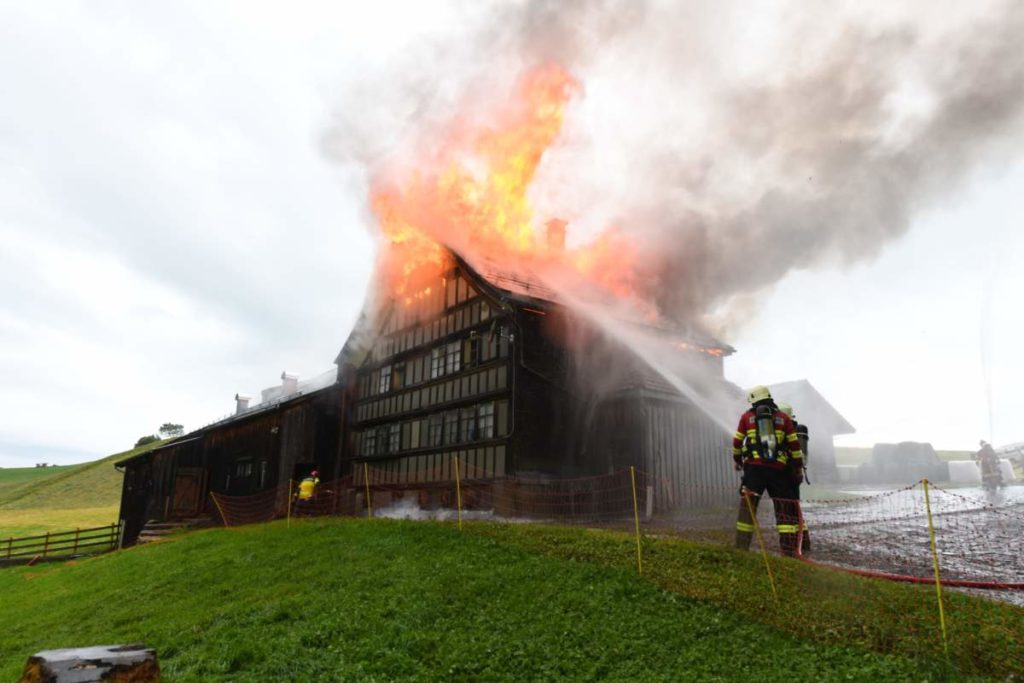 Blitzeinschlag setzt Bauernhaus in Hundwil (AR) in Flammen