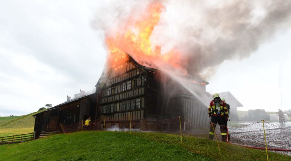 Blitzeinschlag setzt Bauernhaus in Hundwil (AR) in Flammen