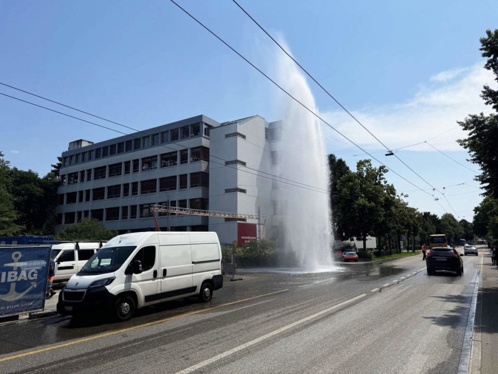 Unfall in Winterthur: Lieferwagen beschädigt Hydranten