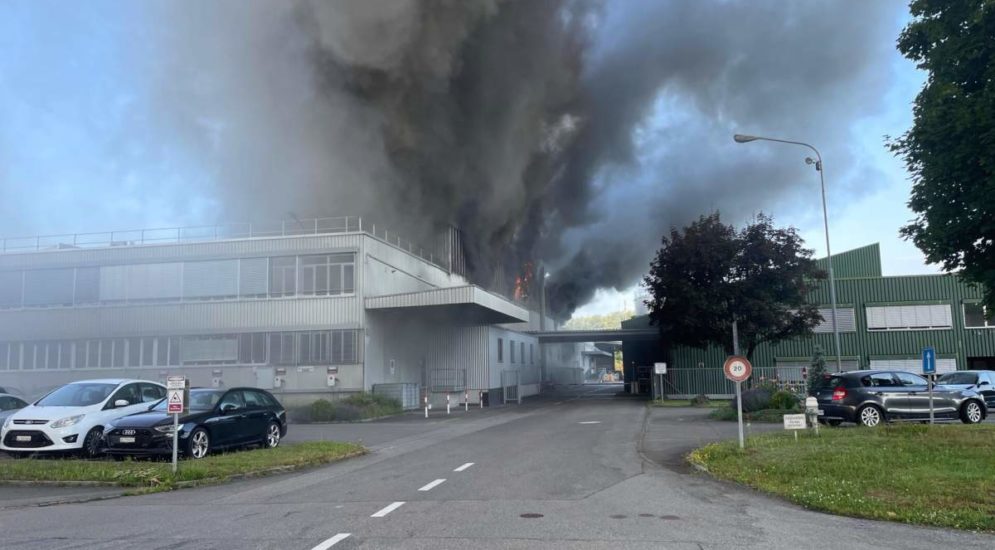 Lenzburg AG: Grosseinsatz wegen zwei Bränden in Kunststofffabrik