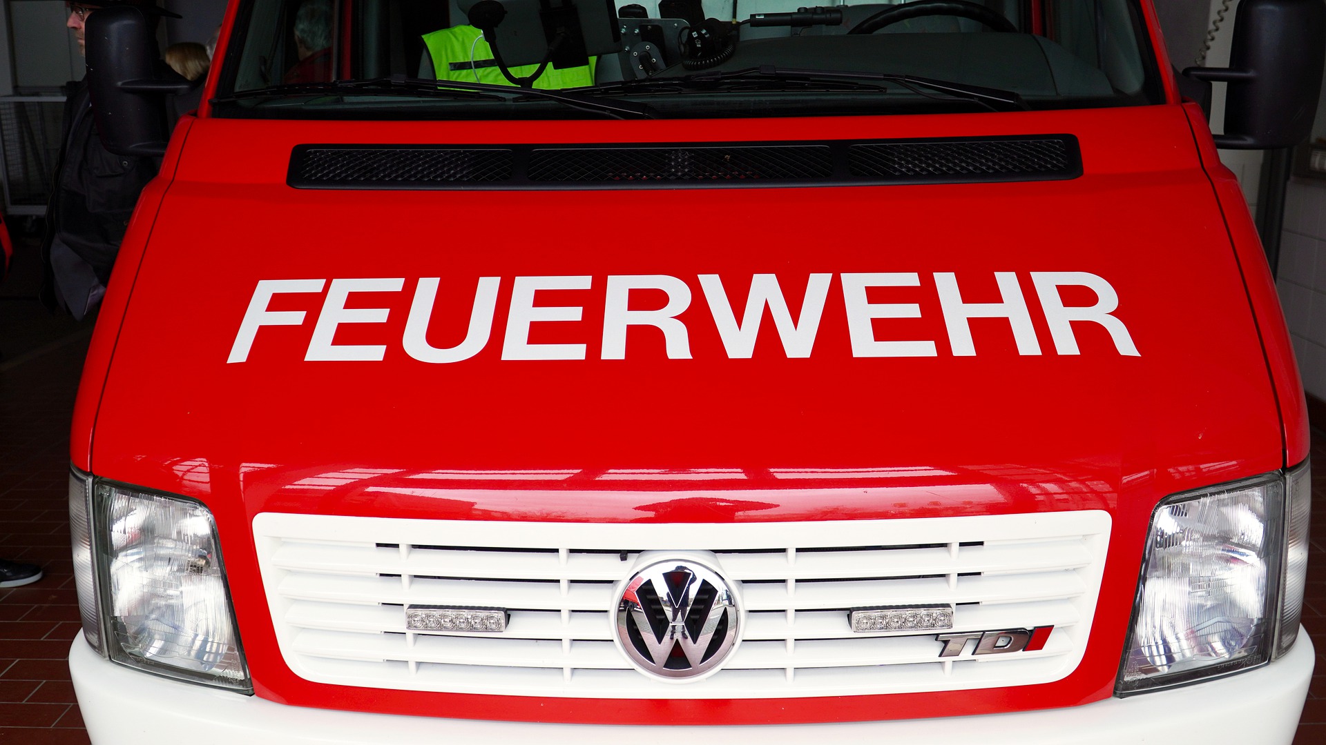 Verkehrsbehinderung auf Kantonsstrasse bei Sugiez nach Brand