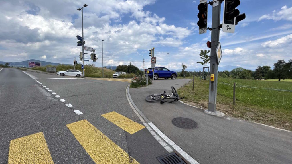 Rapperswil-Jona SG: E-Bike crasht bei Unfall in Auto