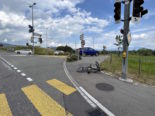 Rapperswil-Jona SG: E-Bike crasht bei Unfall in Auto