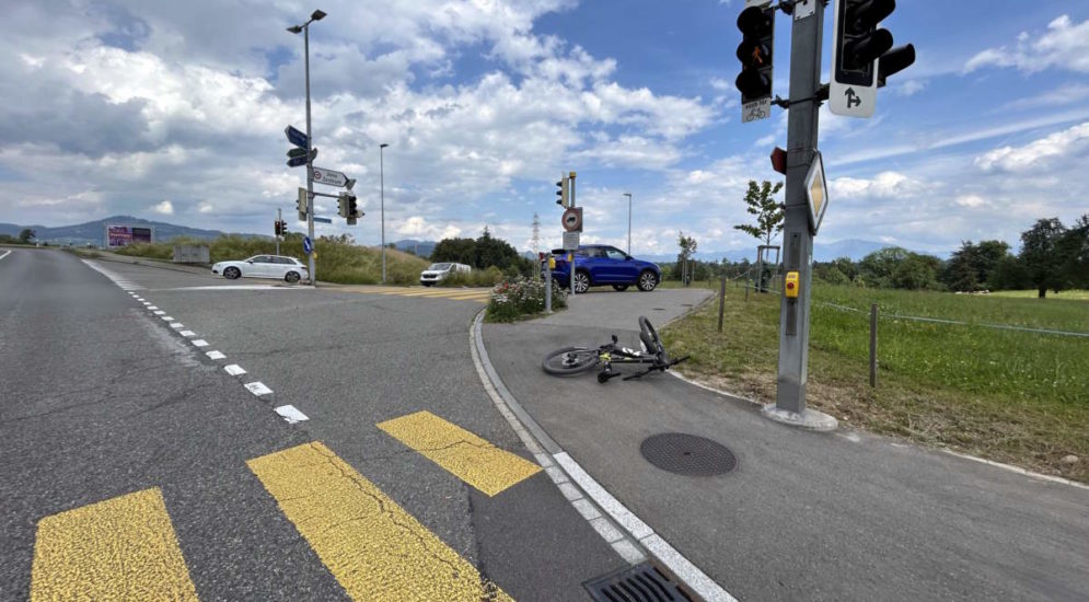 Rapperswil-Jona SG: E-Bike crasht bei Unfall in Auto