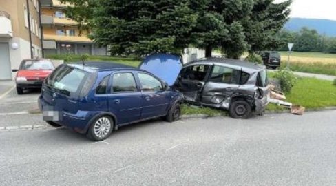 Bettlach SO: Auto bei Unfall mit Baum kollidiert