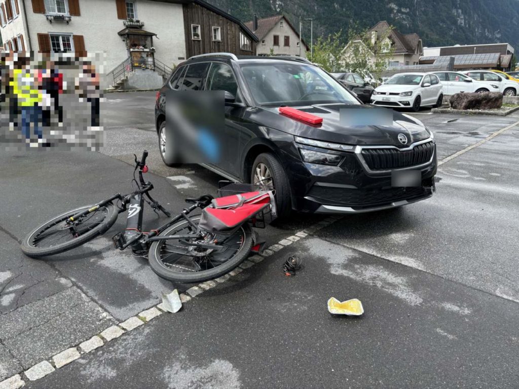 Unfall in Netstal GL: Beim Abbiegen E-Bike-Fahrerin erfasst