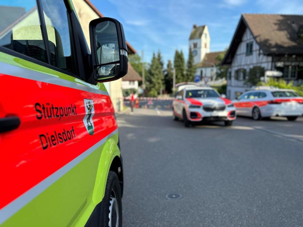 Szene auf Strasse in Wohngebiet mit Absperrband und Polizeiwagen