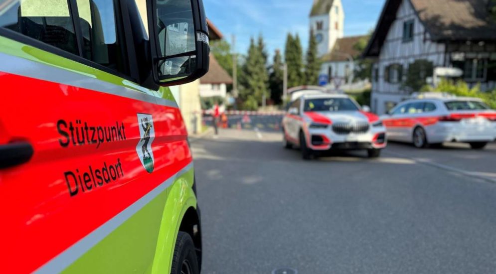 Szene auf Strasse in Wohngebiet mit Absperrband und Polizeiwagen