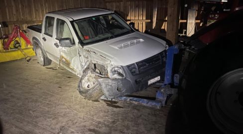 Feldis GR: Fahrzeug touchiert bei Unfall Hausfassade