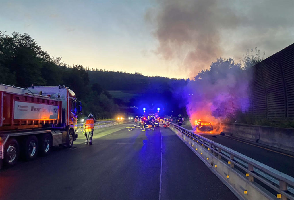 Zunzgen BL: Personenwagen auf A2 in Vollbrand