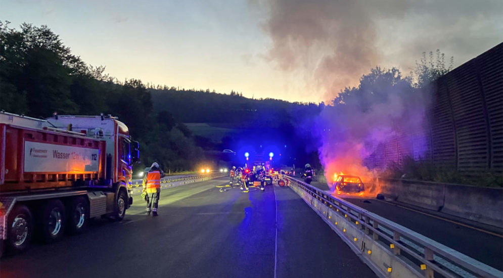 Zunzgen BL: Personenwagen auf A2 in Vollbrand