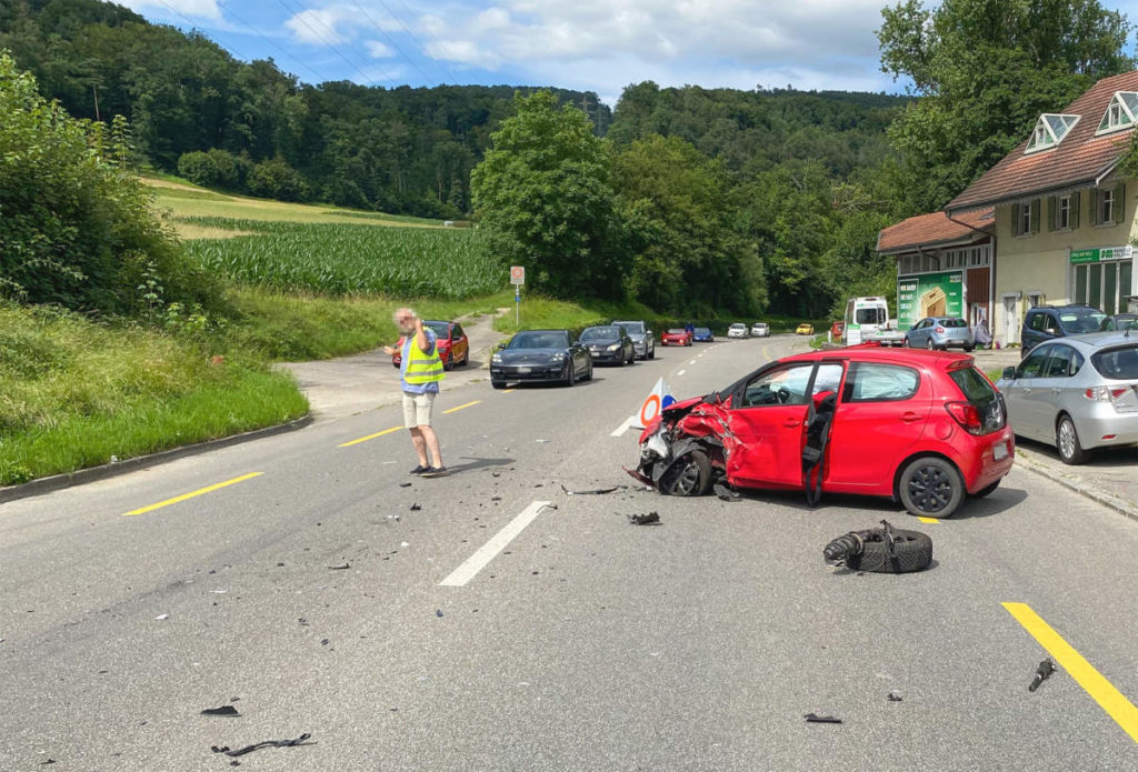 Unfall in Zwingen BL: Drei Verletzte nach Frontalkollision