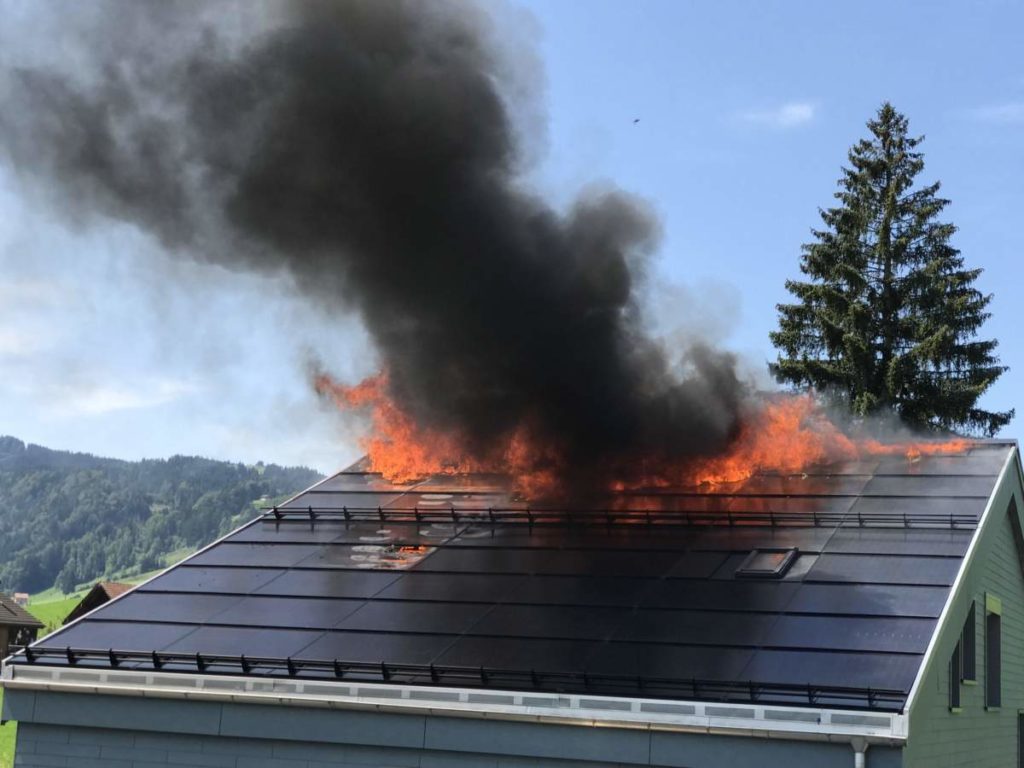 Urnäsch AR: Dachstock von Mehrfamilienhaus in Brand geraten