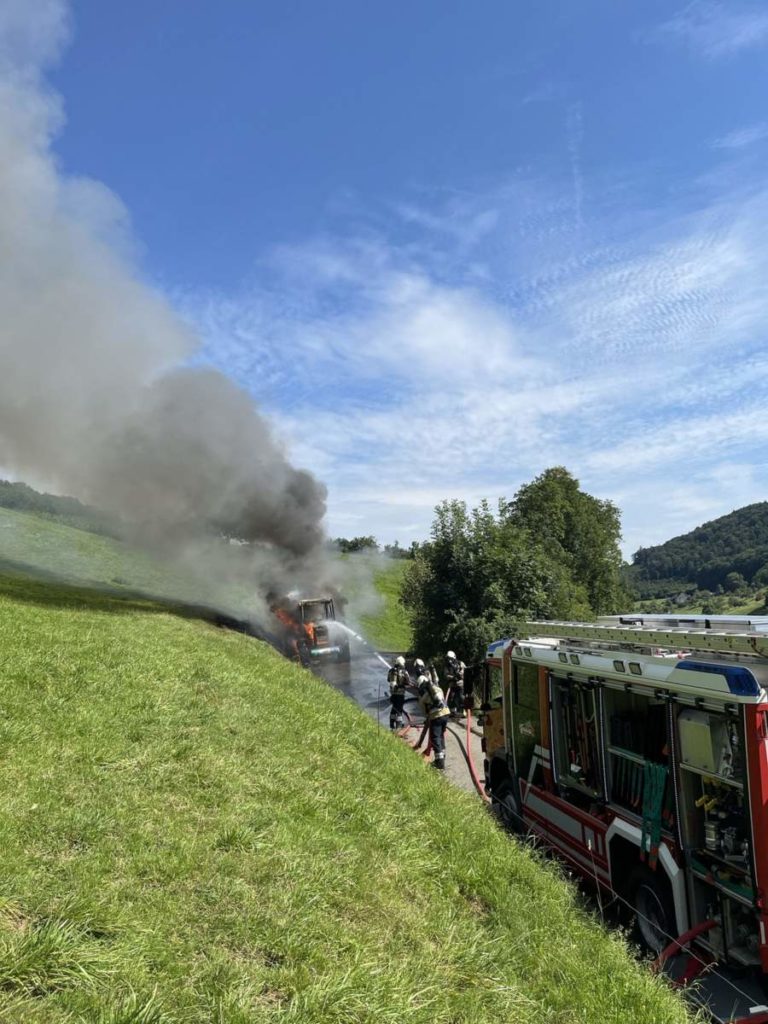 Reigoldswil BL: Traktor in Vollbrand geraten