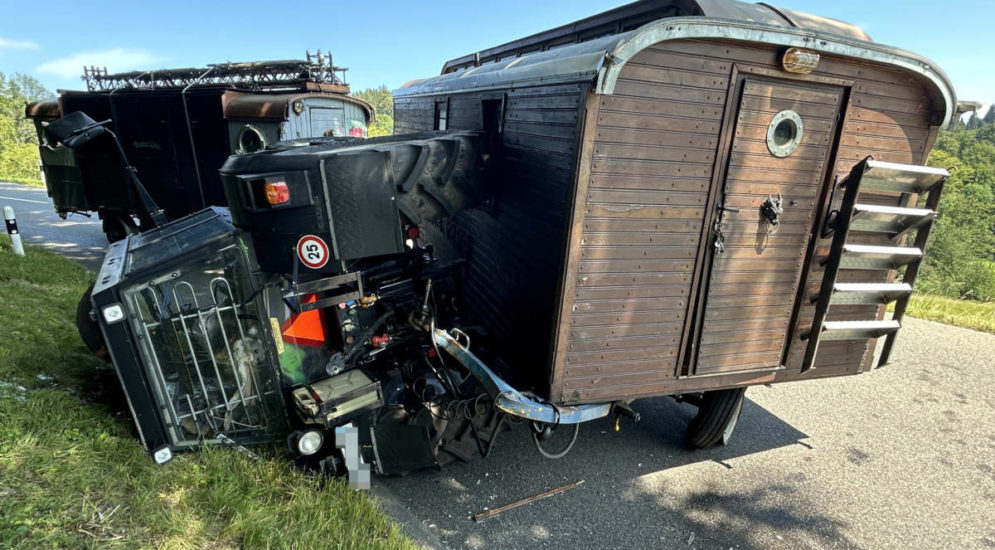 Unfall in Zetzwil AG: Traktor mit Zirkusanhängern gekippt