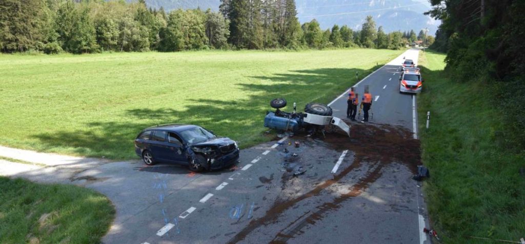 Cazis GR: Lenker bei Unfall unter Traktor eingeklemmt