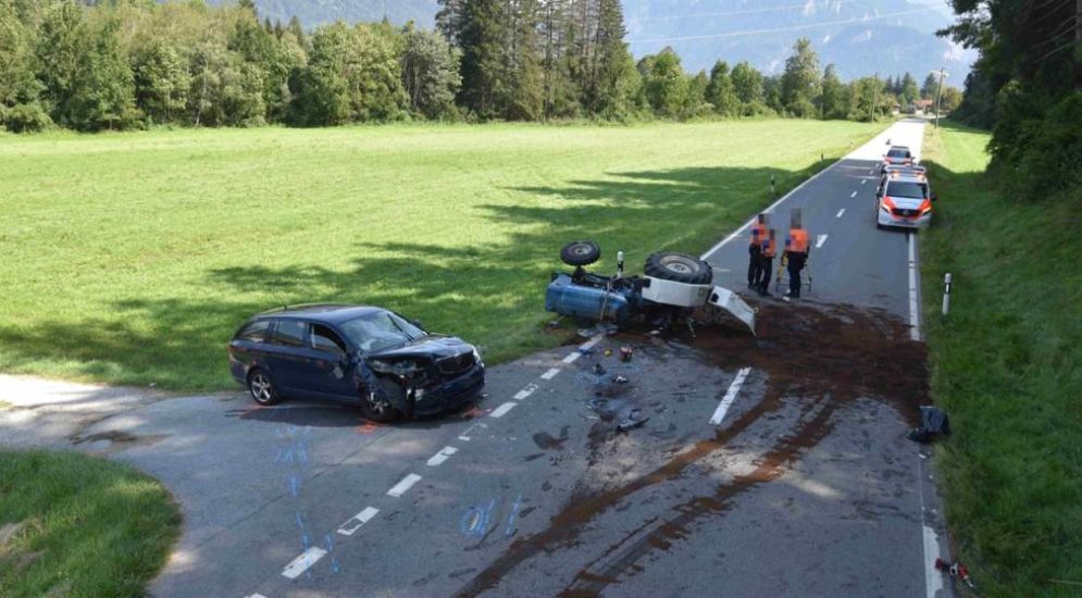 Cazis GR: Lenker bei Unfall unter Traktor eingeklemmt