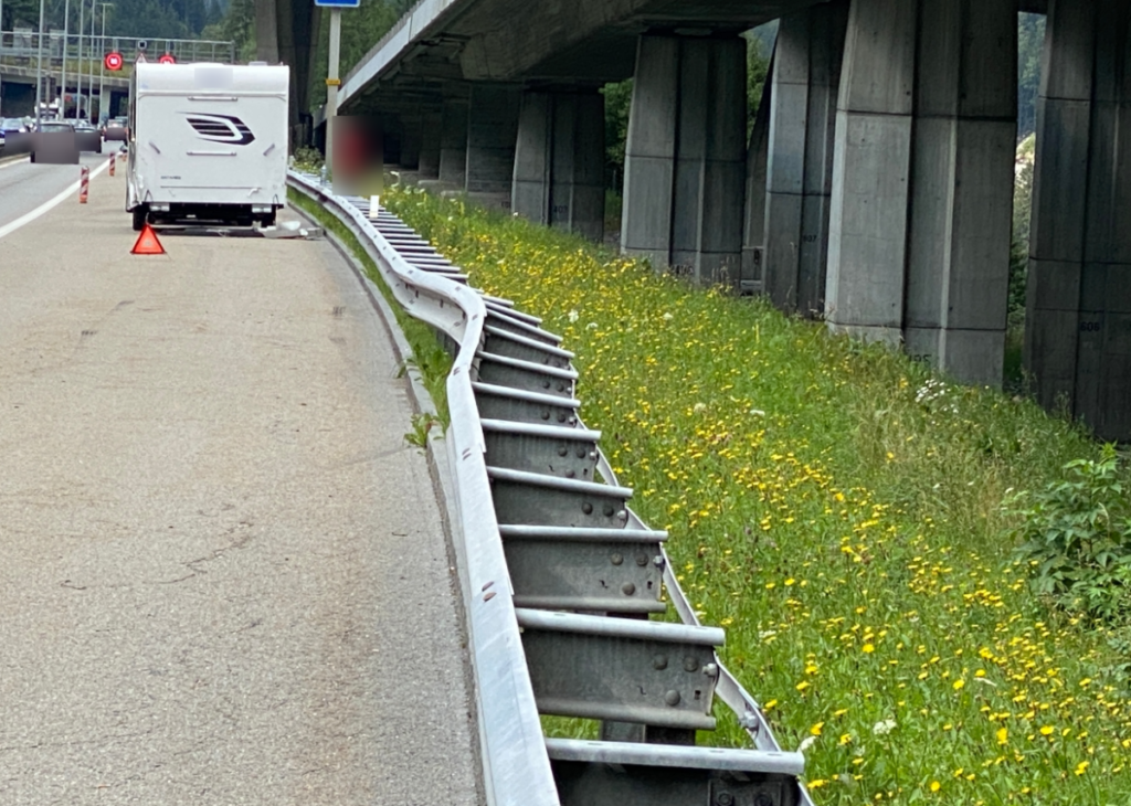 Unfall A2, Göschenen UR: Wohnanhänger in Leitplanke gecrasht