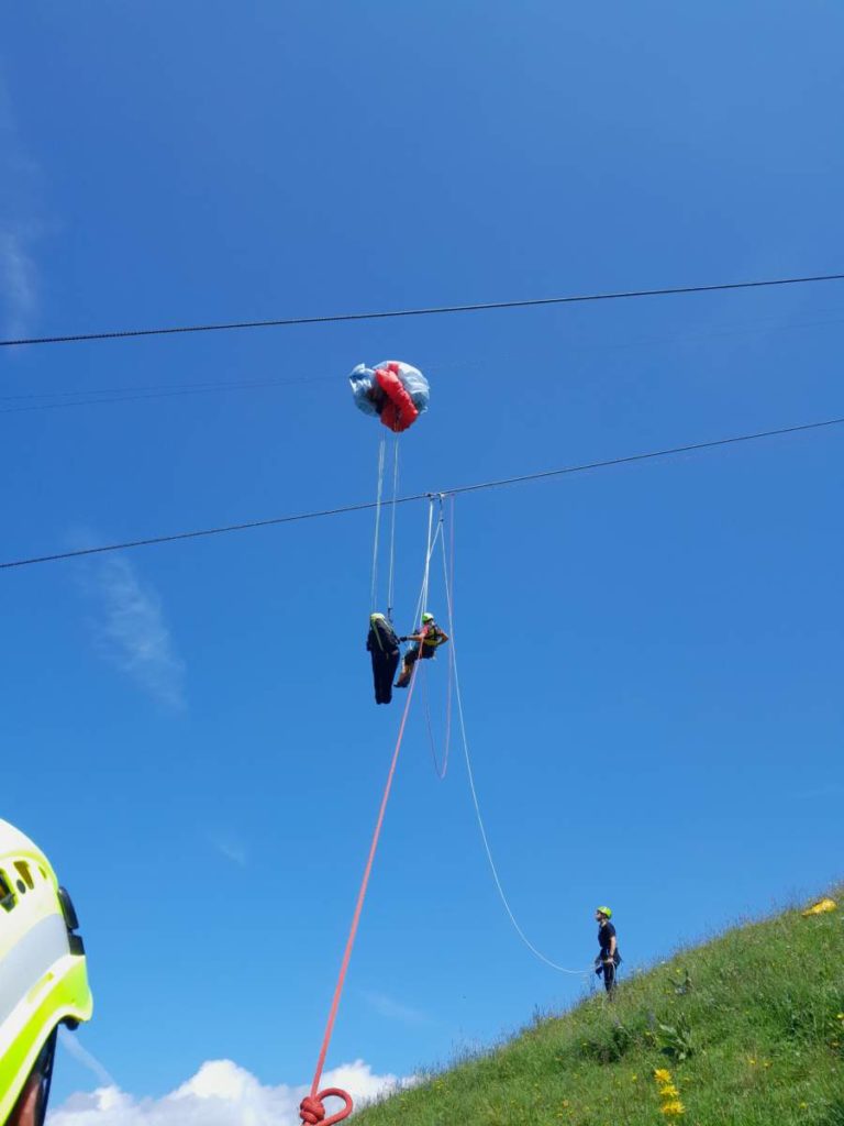 Charmey FR: Gleitschirmflieger bleibt in Seilbahnkabel stecken