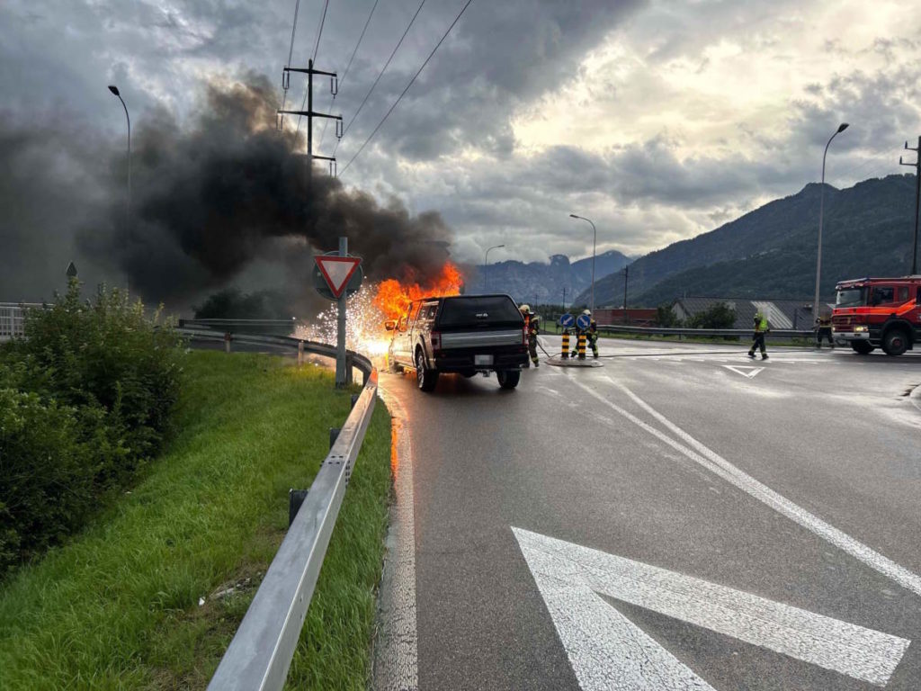 Brennendes Auto an Kreuzug