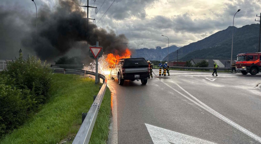 Brennendes Auto an Kreuzug