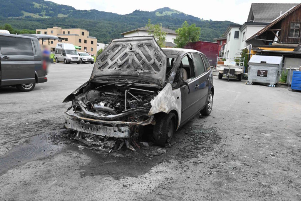 Eichberg SG: Fahrzeug auf Parkplatz in Brand geraten