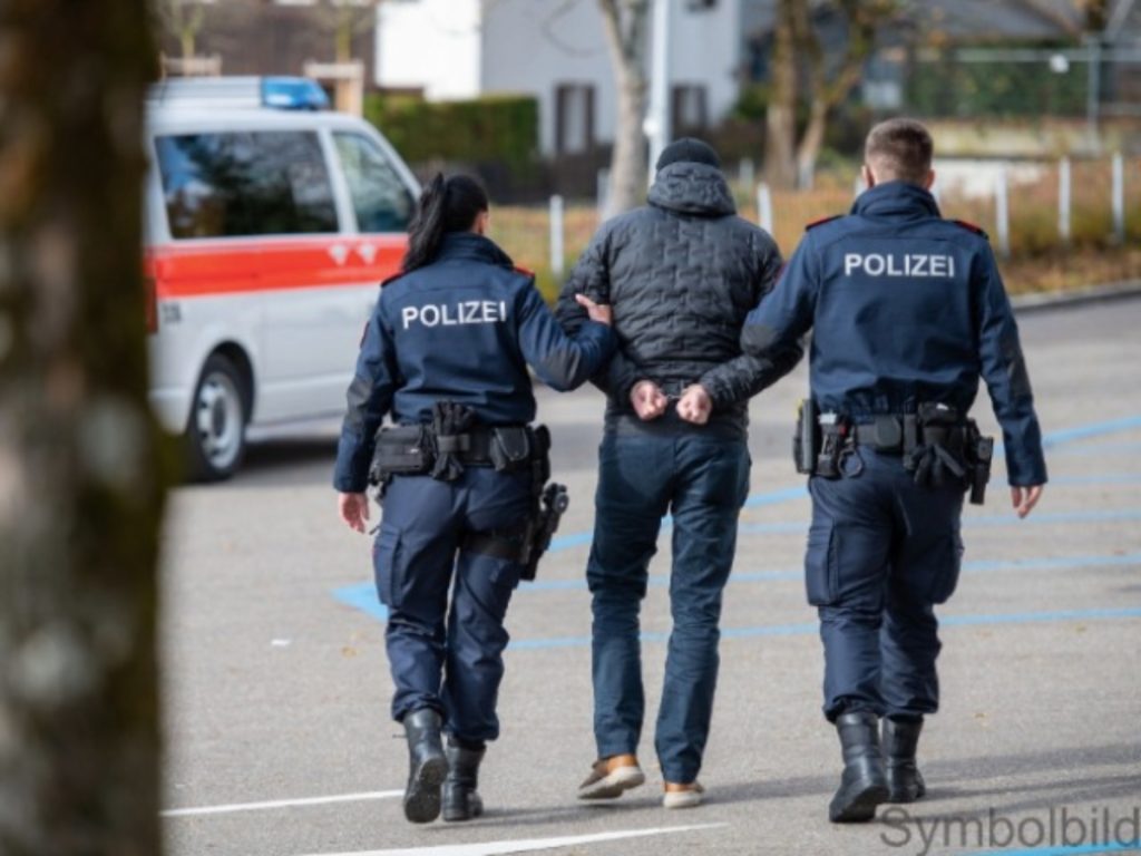 Symbolbild: Polizisten führen Person in Handschellen ab