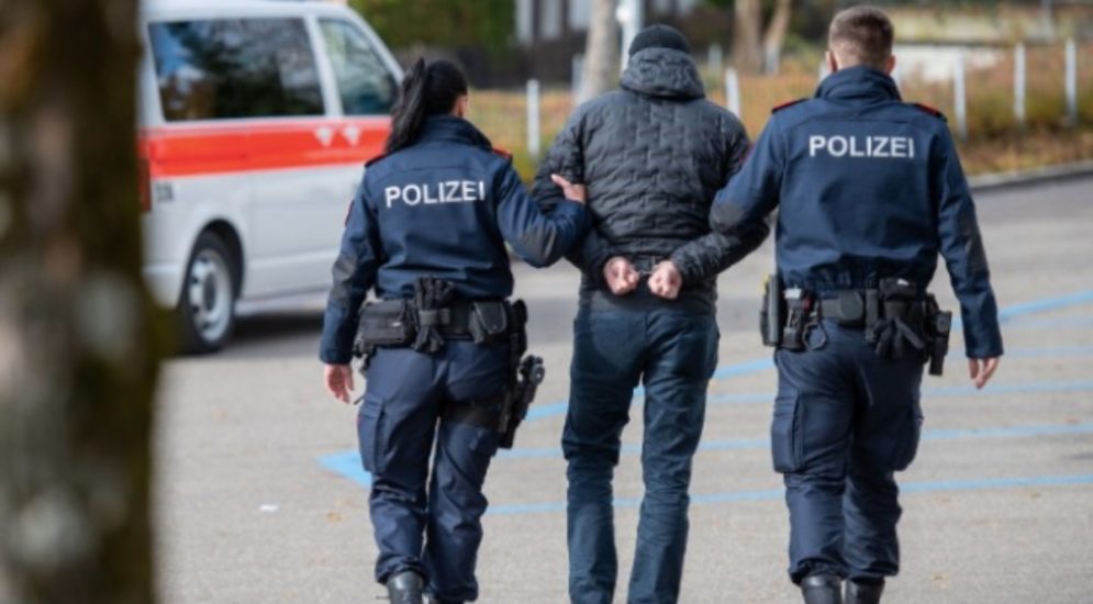 Symbolbild: Polizisten führen Person in Handschellen ab