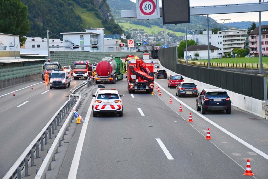 Stansstad NW: Tankwagen bei Unfall auf A2 in Leitplanke geprallt