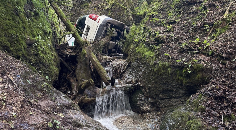 Urnäsch AR: PW mit Kind im Inneren bei Unfall im Bach gelandet