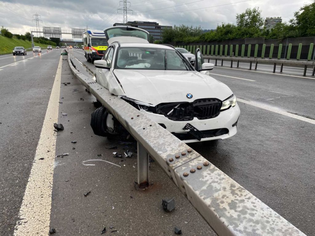 Risch Rotkreuz ZG: Wegen Wespe im Auto Unfall gebaut