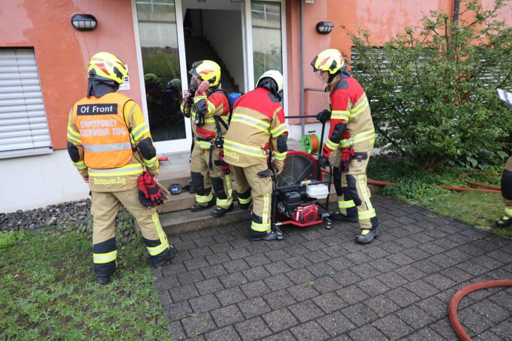 Zug: 8 Personen bei Brand evakuiert, eine Verletzte