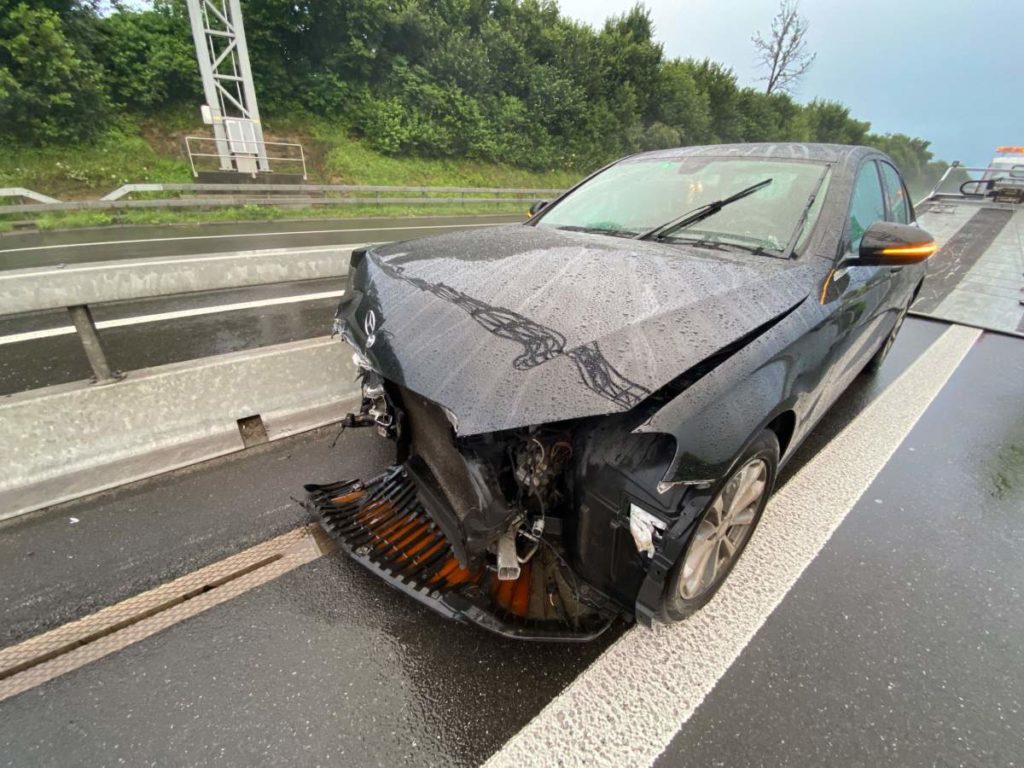 Vorne stark beschädigter Mercedes, Ansicht von links vorne