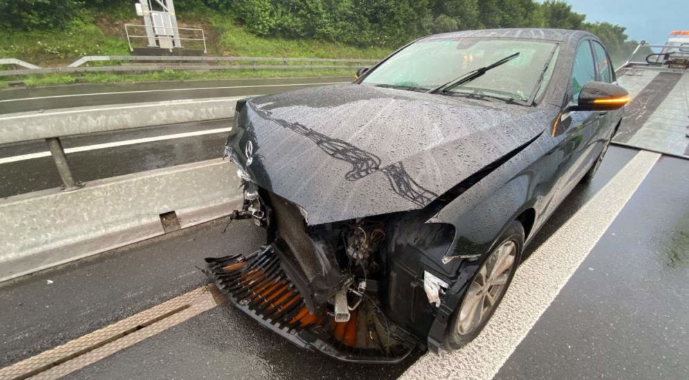 Vorne stark beschädigter Mercedes, Ansicht von links vorne