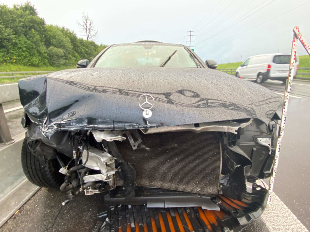 Vorne stark beschädigter Mercedes, Vorderansicht