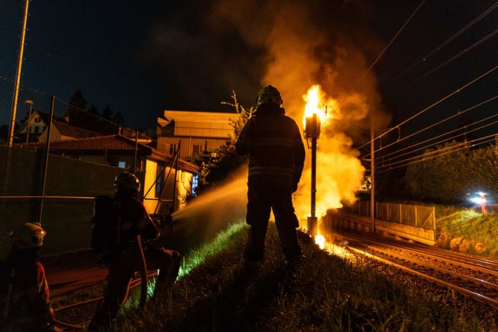 Cham ZG: Transformator bei den Gleisen in Brand