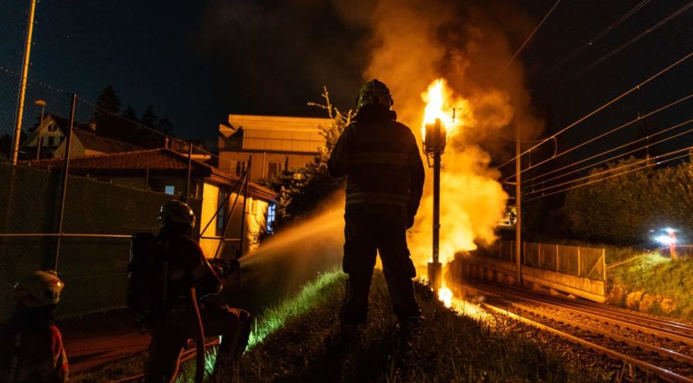 Cham ZG: Transformator bei den Gleisen in Brand