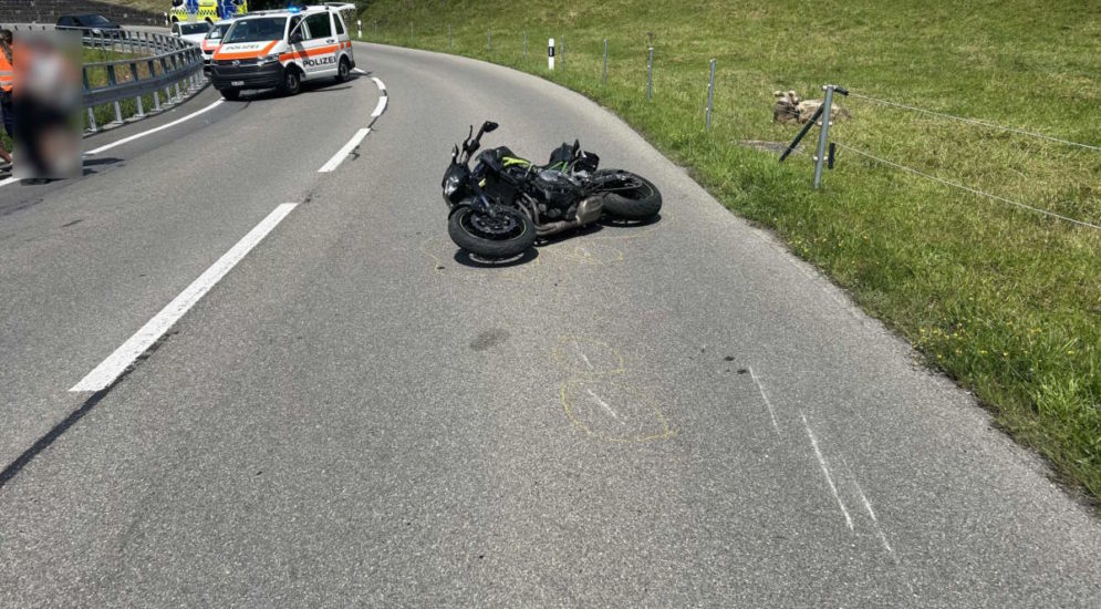 Nesslau SG: Mit Motorrad bei Unfall über Fahrbahn gerutscht