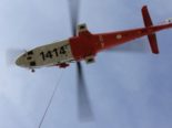 fliegender Rettungshubschrauber von unten